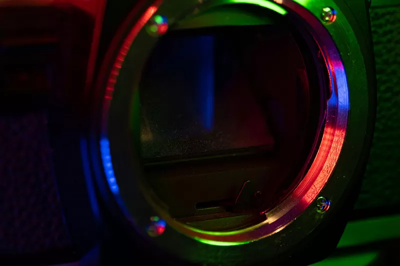 The correlation between the quantity of lens components and the image quality achieved by optical lens systems